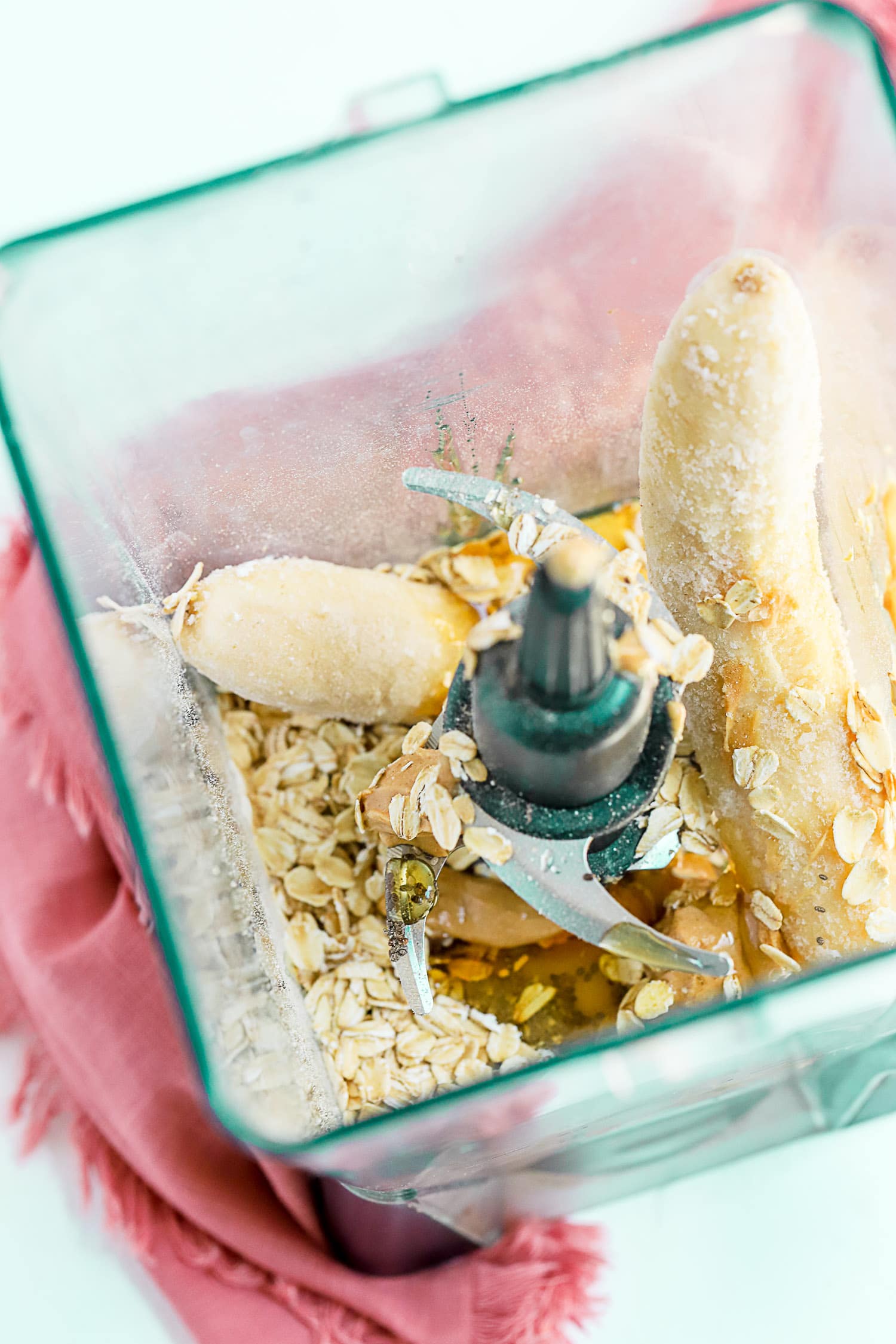 KidFriendly Banana and Honey Oatmeal Smoothie (for Busy Moms!)