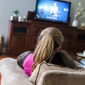 mom girls couch cuddles