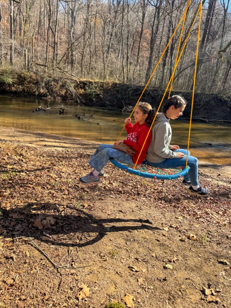 kids swinging