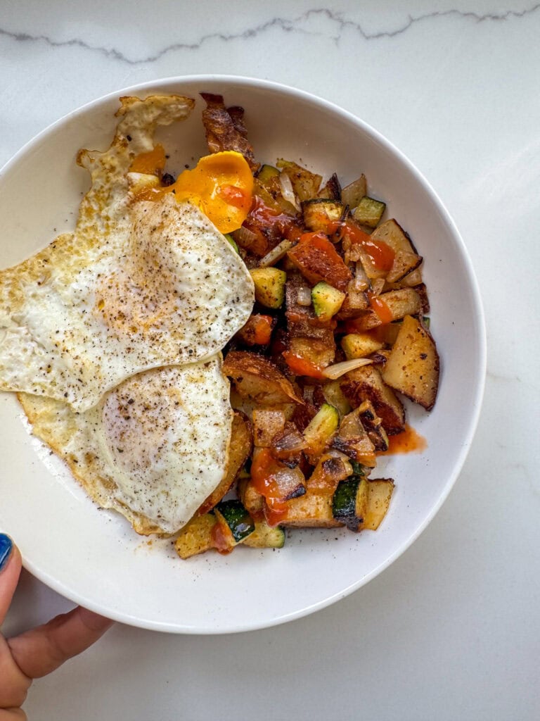 egg and veggie bowl breakfast